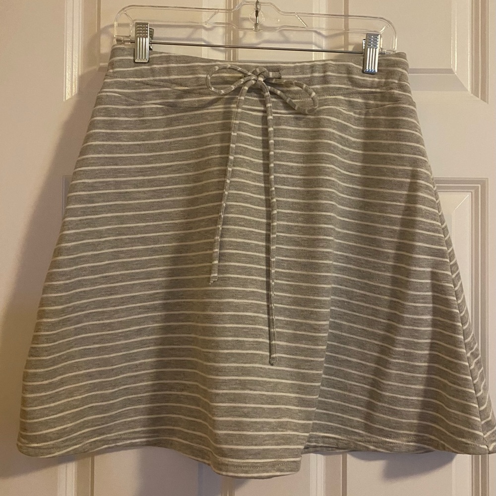 EUC inc beach pull on skirt.